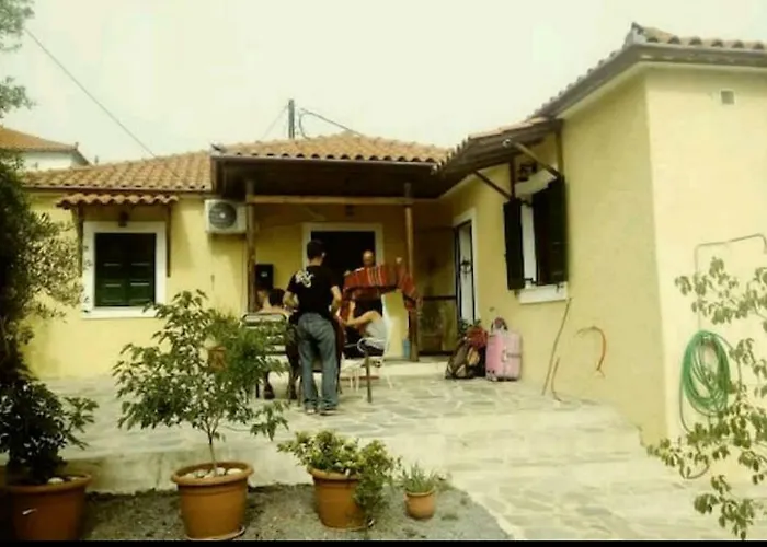 Rodomelo House - 3 Bedrooms Ferienhaus Leonídion